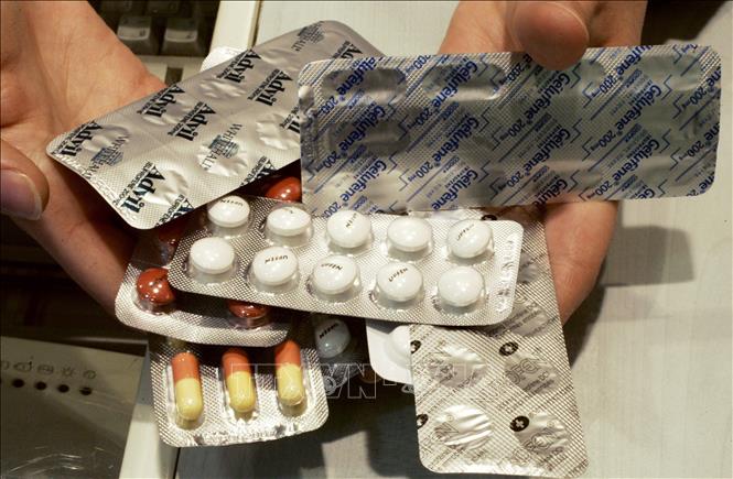Trong ảnh: Các loại thuốc chống viêm chứa thành phần ibuprofen. Ảnh: AFP/TTXVN