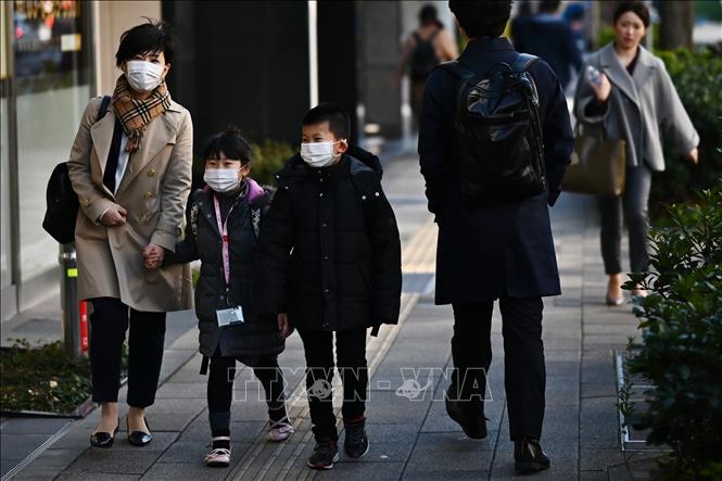 Trong ảnh: Người dân đeo khẩu trang phòng tránh lây nhiễm COVID-19 tại Tokyo, Nhật Bản, ngày 10/3/2020. Ảnh: AFP/TTXVN