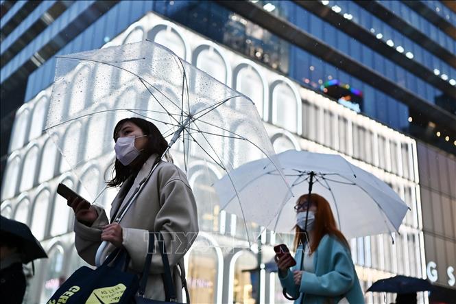 Trong ảnh: Người dân đeo khẩu trang để phòng tránh lây nhiễm COVID-19 tại Tokyo, Nhật Bản, ngày 10/3/2020. Ảnh: AFP/TTXVN
