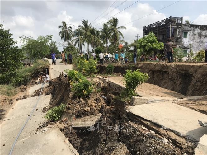 Trong ảnh: Hiện trường đoạn đường bị sụt lún tại xã Khánh Bình Tây, huyện Trần Văn Thời vào sáng ngày 18/3. Ảnh: Thế Anh - TTXVN