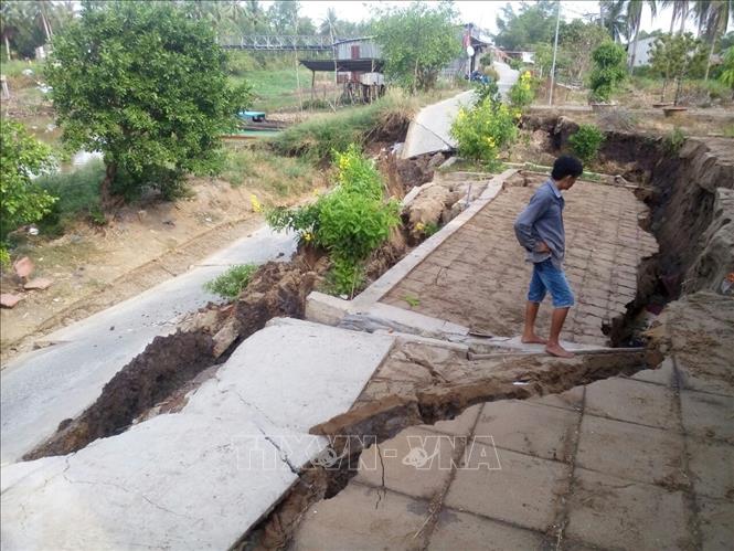 Trong ảnh: Hiện trường đoạn đường bị sụt lún tại xã Khánh Bình Tây, huyện Trần Văn Thời vào sáng ngày 18/3. Ảnh: Thế Anh - TTXVN