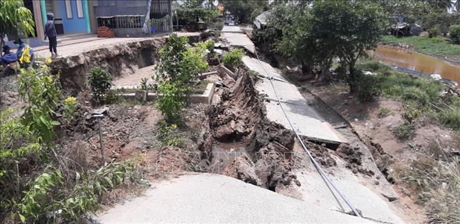 Trong ảnh: Hiện trường đoạn đường bị sụt lún tại xã Khánh Bình Tây, huyện Trần Văn Thời vào sáng ngày 18/3. Ảnh: Thế Anh - TTXVN