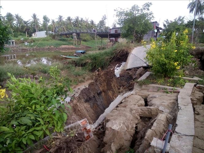 Trong ảnh: Hiện trường đoạn đường bị sụt lún tại xã Khánh Bình Tây, huyện Trần Văn Thời vào sáng ngày 18/3. Ảnh: Thế Anh - TTXVN