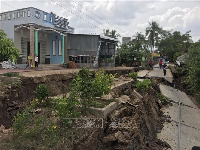Trong ảnh: Nhà dân sống gần điểm bị sụt lún có nguy cơ bị ảnh hưởng. Ảnh: Thế Anh - TTXVN