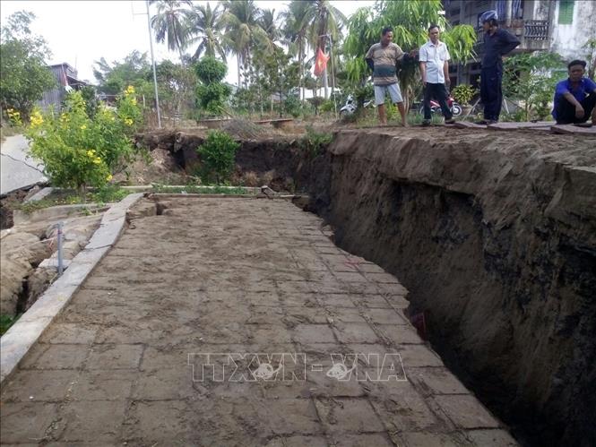 Trong ảnh: Hiện trường đoạn đường bị sụt lún tại xã Khánh Bình Tây, huyện Trần Văn Thời. Ảnh: Thế Anh - TTXVN