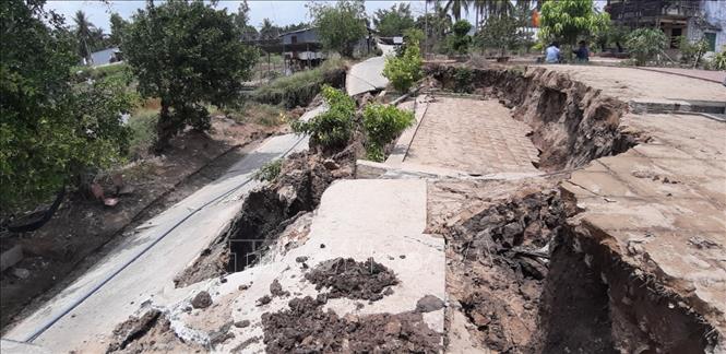 Trong ảnh: Hiện trường đoạn đường bị sụt lún tại xã Khánh Bình Tây, huyện Trần Văn Thời. Ảnh: Thế Anh - TTXVN