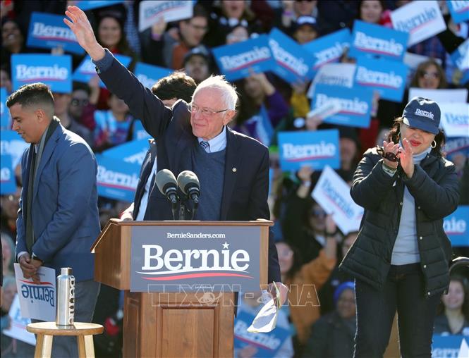 Trong ảnh: Thượng nghị sĩ bang Vermont Bernie Sanders (giữa) trong buổi vận động tranh cử cho cuộc đua trở thành ứng viên đảng Dân chủ tham gia cuộc bầu cử Tổng thống Mỹ, tại Chicago, Mỹ ngày 7/3/2020. Ảnh: THX/TTXVN