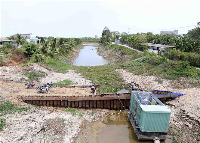 Trong ảnh: Trạm bơm dã chiến dùng bơm nước ngọt phục vụ sản xuất ở xã Long Hòa, thị xã Gò Công đã không hoạt động được từ nhiều ngày nay. Ảnh: Vũ Sinh - TTXVN