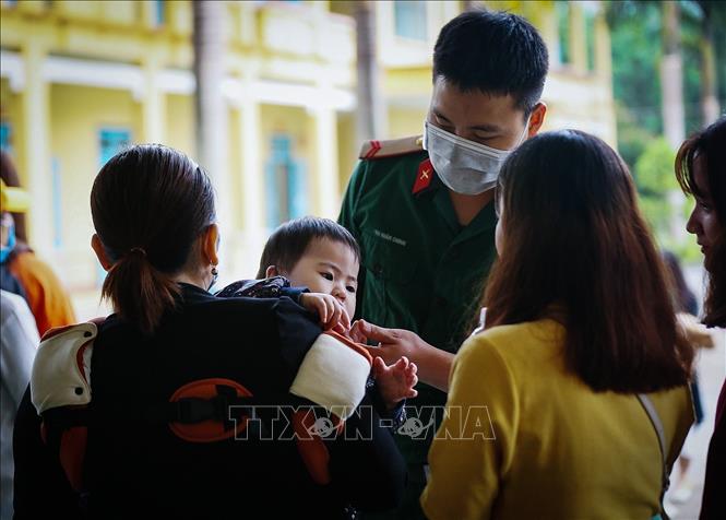 Trong ảnh: Sự tận tâm, nhiệt tình và chu đáo với từng công dân của những chiến sĩ Bộ đội Cụ Hồ là hình ảnh ấn tượng và tạo được nhiều niềm tin yêu của các công dân trong ngày chia tay sau khi hoàn thành thời gian cách ly theo dõi COVID-19 tại trường Quân sự tỉnh Hòa Bình. Ảnh: TTXVN