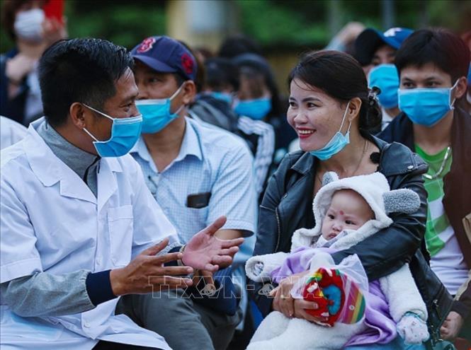 Trong ảnh: Các bác sĩ, cán bộ y tế tỉnh Hòa Bình ân cần thăm hỏi sức khỏe hai bà cháu Chị Nguyễn Thị Oanh (là công dân tình nguyện vào chăm sóc cho cháu nội 4 tháng tuổi Lưu Hà My được bố mẹ gửi về từ Hàn Quốc) trong ngày chia tay, trao giấy chứng nhận hoàn thành thời gian cách ly phòng, chống dịch COVID-19. Ảnh: TTXVN

