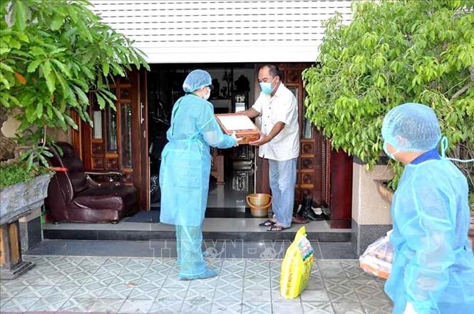 Trong ảnh: Chuyển nhu yếu phẩm hàng ngày cho người dân khu vực cách ly thuộc phường Đức Thắng (Bình Thuận). Ảnh: TTXVN

