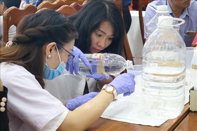 Trong ảnh: Nhóm “Seeds of Hope” (Khánh Hòa) tập huấn thực hành pha chế dung dịch rửa tay khô phòng chống dịch COVID-19. Ảnh: TTXVN         