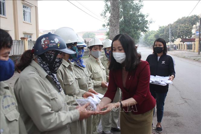Trong ảnh: Liên đoàn Lao động tỉnh Hưng Yên vận động các doanh nghiệp tặng khẩu trang và dung dịch sát khuẩn cho học sinh và công nhân lao động. Ảnh: TTXVN