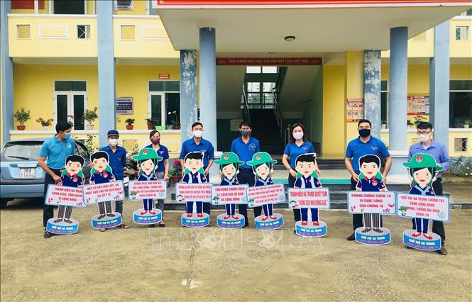 Trong ảnh: Thanh niên Nghệ An tích cực tuyên truyền phòng chống dịch COVID-19. Ảnh: TTXVN