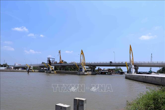 Trong ảnh: Dự án Cống Vũng liêm kết hợp cầu giao thông (Huyện Vũng Liêm, tỉnh Vĩnh Long) thuộc Dự án Hệ thống thủy lợi Nam Mang Thít đã được đưa vào vận hành tạm thời để phòng, chống xâm nhập mặn từ tháng 12/2019, có tổng mức đầu tư 200 tỷ đồng bằng nguồn vốn vay Ngân hàng Thế giới. Ảnh: Vũ Sinh - TTXVN
