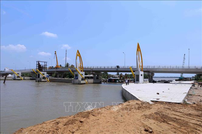 Trong ảnh: Dự án Cống Vũng liêm kết hợp cầu giao thông (Huyện Vũng Liêm, tỉnh Vĩnh Long) thuộc Dự án Hệ thống thủy lợi Nam Mang Thít đã được đưa vào vận hành tạm thời để phòng, chống xâm nhập mặn từ tháng 12/2019, có tổng mức đầu tư 200 tỷ đồng bằng nguồn vốn vay Ngân hàng Thế giới. Ảnh: Vũ Sinh - TTXVN