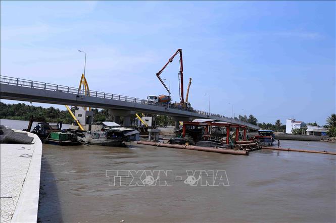 Trong ảnh: Dự án Cống Vũng liêm kết hợp cầu giao thông (Huyện Vũng Liêm, tỉnh Vĩnh Long) thuộc Dự án Hệ thống thủy lợi Nam Mang Thít triển khai thi công hạng mục cuối cùng. Ảnh: Vũ Sinh - TTXVN