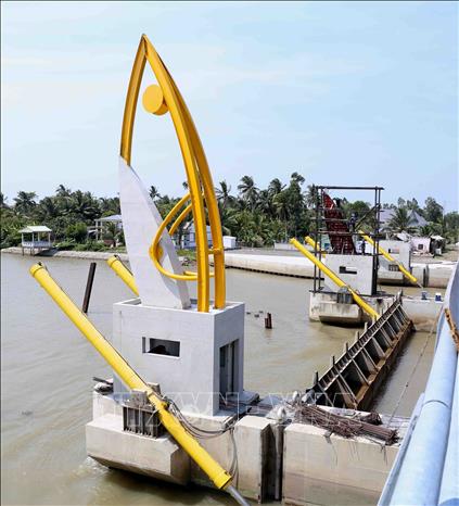 Trong ảnh: Dự án Cống Vũng liêm kết hợp cầu giao thông (Huyện Vũng Liêm, tỉnh Vĩnh Long) thuộc Dự án Hệ thống thủy lợi Nam Mang Thít triển khai thi công hạng mục cuối cùng. Ảnh: Vũ Sinh - TTXVN
