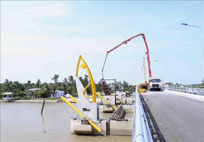 Trong ảnh: Dự án Cống Vũng liêm kết hợp cầu giao thông (Huyện Vũng Liêm, tỉnh Vĩnh Long) thuộc Dự án Hệ thống thủy lợi Nam Mang Thít triển khai thi công hạng mục cuối cùng. Ảnh: Vũ Sinh - TTXVN
