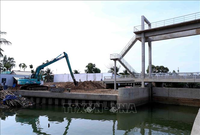 Trong ảnh: Cống An Hiệp (xã An Hiệp, huyện Châu Thành, tỉnh Bến Tre) thuộc thuộc Dự án thủy lợi Bắc Bến Tre giai đoạn 1 đã được đưa vào vận hành tạm thời để phòng, chống xâm nhập mặn từ tháng 12/2019, có tổng mức đầu tư 30 tỷ đồng bằng nguồn vốn vay Ngân hàng Thế giới. Ảnh: Vũ Sinh - TTXVN