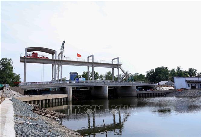 Trong ảnh: Cống An Hiệp (xã An Hiệp, huyện Châu Thành, tỉnh Bến Tre) thuộc thuộc Dự án thủy lợi Bắc Bến Tre giai đoạn 1 đã được đưa vào vận hành tạm thời để phòng, chống xâm nhập mặn từ tháng 12/2019, có tổng mức đầu tư 30 tỷ đồng bằng nguồn vốn vay Ngân hàng Thế giới. Ảnh: Vũ Sinh - TTXVN