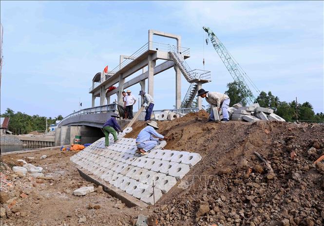 Trong ảnh: Thi công các hạng mục cuối cùng tại Cống An Hiệp (xã An Hiệp, huyện Châu Thành, tỉnh Bến Tre) thuộc thuộc Dự án thủy lợi Bắc Bến Tre giai đoạn 1 đã được đưa vào vận hành tạm thời để phòng, chống xâm nhập mặn từ tháng 12/2019, có tổng mức đầu tư 30 tỷ đồng bằng nguồn vốn vay Ngân hàng Thế giới. Ảnh: Vũ Sinh - TTXVN