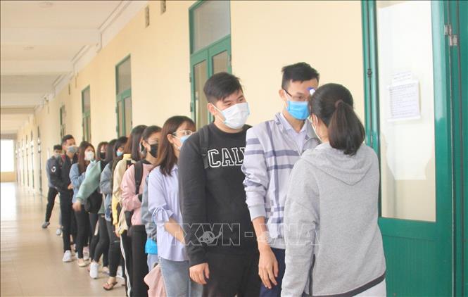 Trong ảnh: Kiểm tra thân nhiệt cho sinh viên trước khi vào phòng học tại Trường Đại học Y Dược Hải Phòng. Ảnh: TTXVN phát