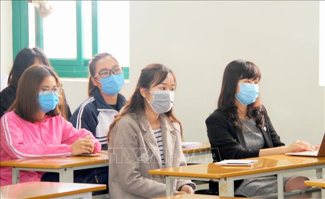 Trong ảnh: Sinh viên Trường Đại học Y dược Hải Phòng luôn đeo khẩu trang để thực hiện vệ sinh phòng dịch. Ảnh: TTXVN phát
