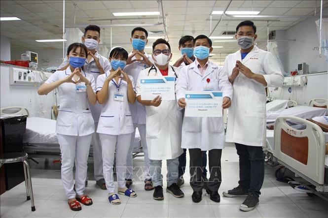 Trong ảnh: Các y, bác sỹ Bệnh viện Đa khoa thành phố Cần Thơ vừa thực hiện bộ ảnh truyền đạt thông điệp 
