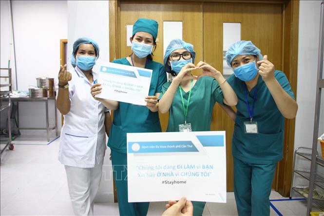 Trong ảnh: Các y, bác sỹ Bệnh viện Đa khoa thành phố Cần Thơ vừa thực hiện bộ ảnh truyền đạt thông điệp 