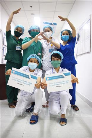 Trong ảnh: Các y, bác sỹ Bệnh viện Đa khoa thành phố Cần Thơ vừa thực hiện bộ ảnh truyền đạt thông điệp 