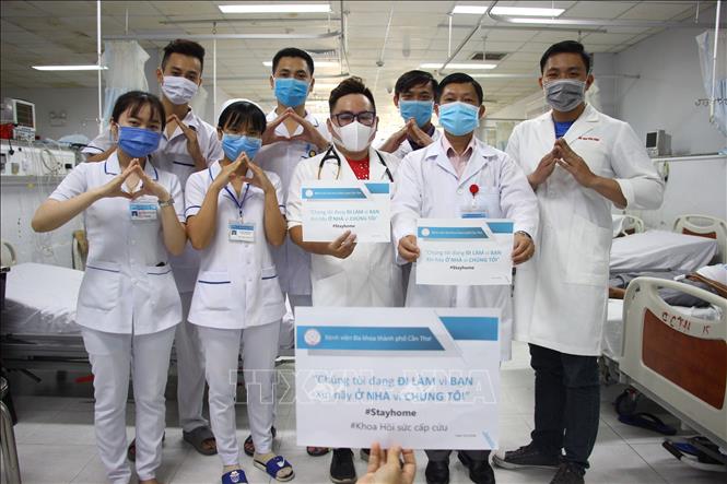 Trong ảnh: Các y, bác sỹ Bệnh viện Đa khoa thành phố Cần Thơ vừa thực hiện bộ ảnh truyền đạt thông điệp 