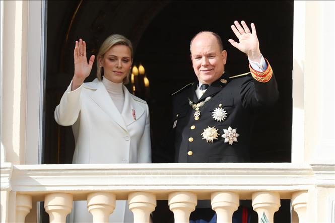 Trong ảnh (tư liệu): Hoàng tử Monaco Albert II (trái) và Công chúa Charlene vẫy chào công chúng từ ban công Hoàng gia tháng 11/2019. Ảnh: AFP/TTXVN  