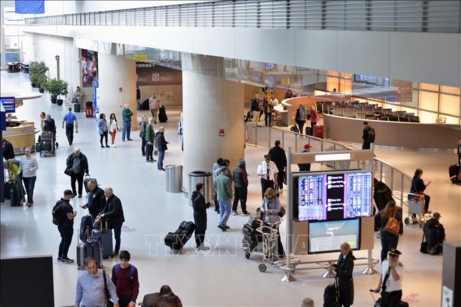 Trong ảnh: Hành khách tại sân bay Logan ở Đông Boston, bang Massachusetts, Mỹ ngày 13/3/2020. Ảnh: AFP/TTXVN