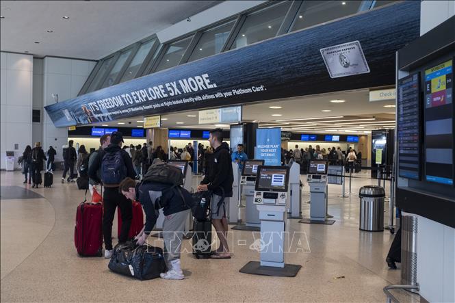 Trong ảnh: Hành khách tại sân bay JFK ở New York, Mỹ ngày 15/3/2020. Ảnh: AFP/TTXVN