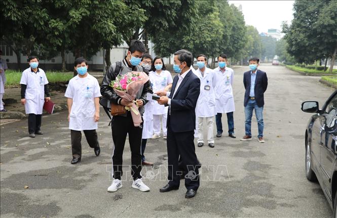 Giám đốc Bệnh viện Đa khoa tỉnh Ninh Bình trao lại giấy tờ tùy thân cho anh N.V.T. Ảnh: Đức Phương - TTXVN
