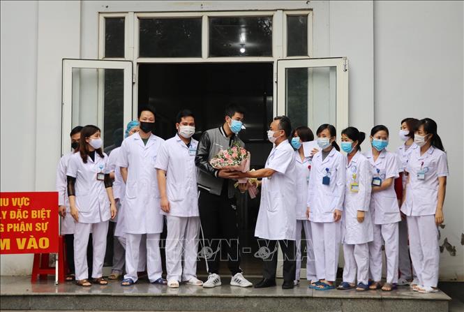 Bác sỹ, nhân viên Khoa Truyền nhiễm, Bệnh viện Đa khoa tỉnh Ninh Bình chúc mừng bệnh nhân được xuất viện. Ảnh: Đức Phương - TTXVN