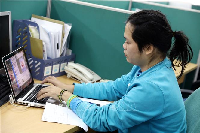 Trong ảnh: Hoàng Hoa Trung cùng nhóm tình nguyện Niềm Tin đang chuẩn bị cho các dự án sắp tới. Ảnh: Văn Điệp – TTXVN