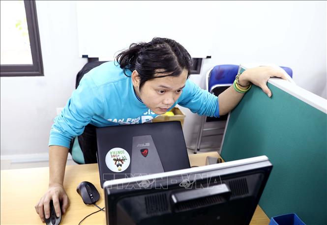 Trong ảnh: Hoàng Hoa Trung, Trưởng nhóm tình nguyện Niềm Tin đang chuẩn bị cho các dự án sắp tới. Ảnh: Văn Điệp - TTXVN