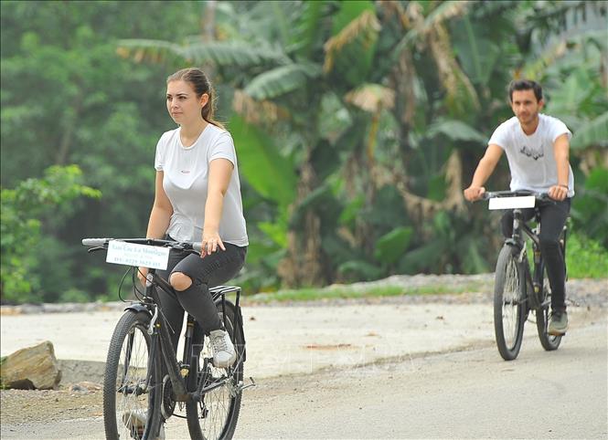 Trong ảnh: Nhiều du khách quốc tế chưa chấp hành đeo khẩu trang khi tham quan tại điểm du lịch Tam Cốc - Bích Động (huyện Hoa Lư). Ảnh: Minh Đức - TTXVN