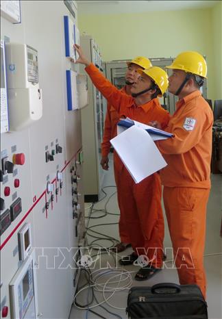 Trong ảnh: Kiểm tra thiết bị trước khi vận hành TBA 110kV An Mỹ. Ảnh: Xuân Triệu - TTXVN                                                     