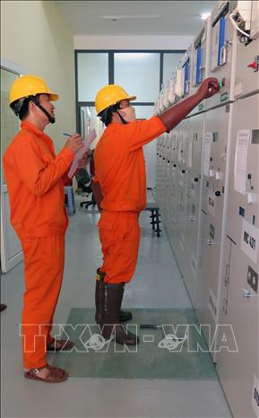 Trong ảnh: Kiểm tra thiết bị trước khi vận hành TBA 110kV An Mỹ. Ảnh: Xuân Triệu - TTXVN                            