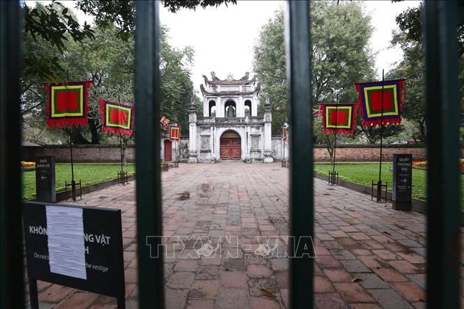 Trong ảnh: Khu di tích Văn Miếu – Quốc Tử Giám đóng cửa. Ảnh: Anh Tuấn – TTXVN