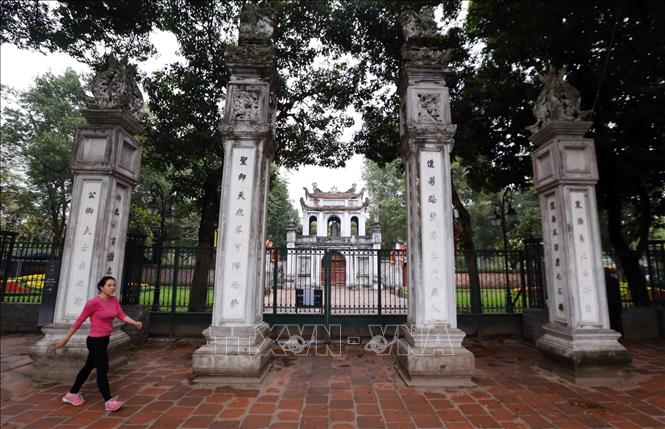 Trong ảnh: Khu di tích Văn Miếu – Quốc Tử Giám đóng cửa. Ảnh: . Ảnh: Anh Tuấn – TTXVN