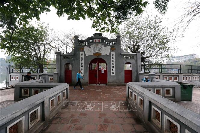 Trong ảnh: Di tích đền Ngọc Sơn đóng cửa. Ảnh: . Ảnh: Anh Tuấn – TTXVN