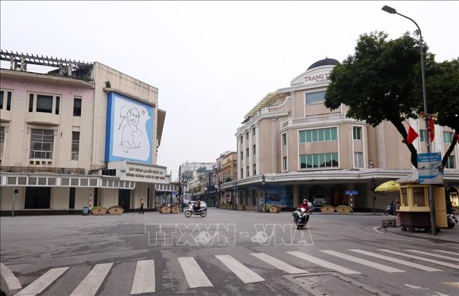 Trong ảnh: Phố Tràng Tiền, Hà Nội vắng người ngày 20/3/2020. Ảnh: Anh Tuấn – TTXVN