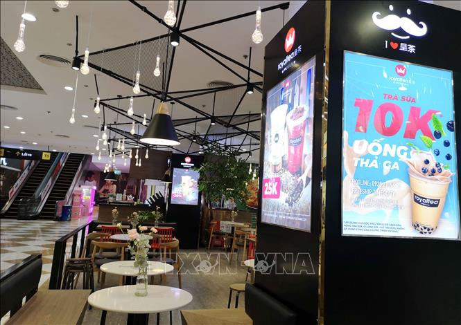 Trong ảnh: Hầu hết các cửa hàng phục vụ ăn, uống hầu đều ít khách. Ảnh: Thanh Tùng-TTXVN