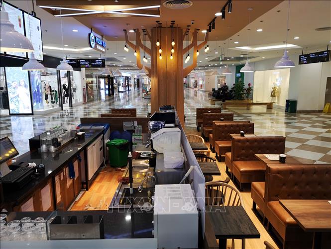 Trong ảnh: Hầu hết các cửa hàng phục vụ ăn, uống hầu đều ít khách. Ảnh: Thanh Tùng-TTXVN