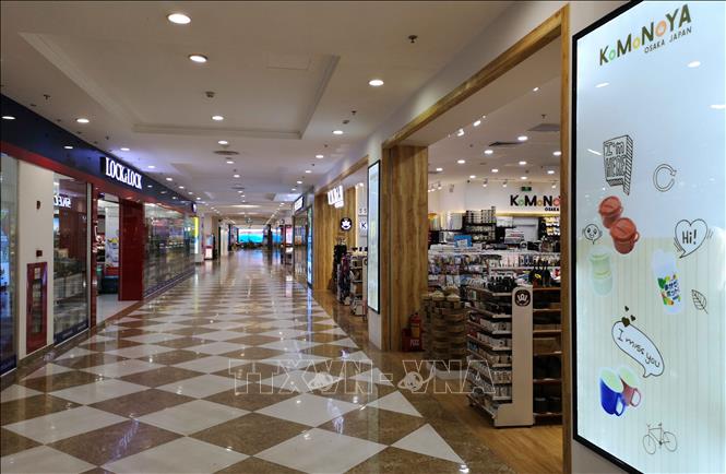 Trong ảnh: Trung tâm thương mại Vincom - Time City vắng vẻ dù là ngày nghỉ thứ Bảy. Ảnh: Thanh Tùng-TTXVN