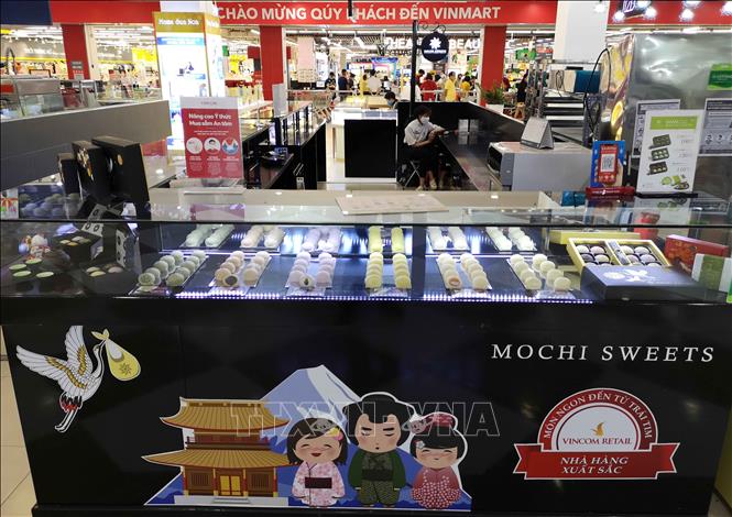 Trong ảnh: Nhiều cửa hàng phục vụ ăn, uống hầu như có rất ít khách. Ảnh: Thanh Tùng-TTXVN